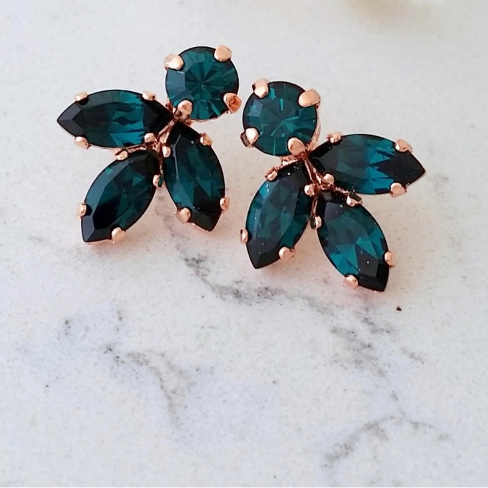 Emerald gold stud earrings